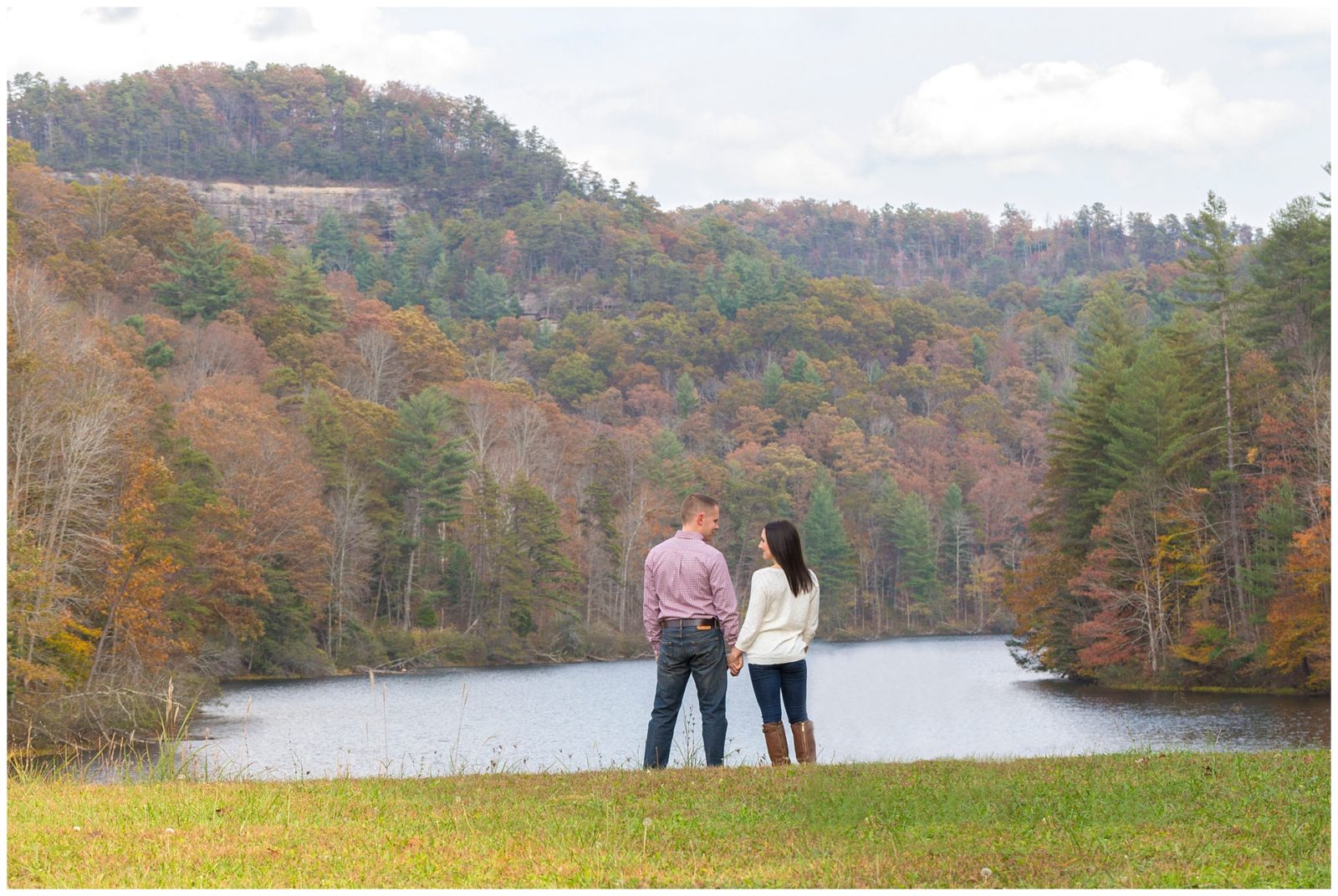 Stunning outdoor fall Red River Gorge engagement session where we visited Mill Creek Lake, Princess Arch and Chimney Top Rock in Kentucky. Photo by Kevin and Anna Photography www.kevinandannaweddings.com